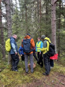 Kursdeltakerer i skogen på soppkurs